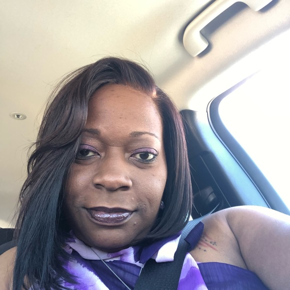 Profile Picture of Yolanda Bennett (@londiebug) on Poshmark