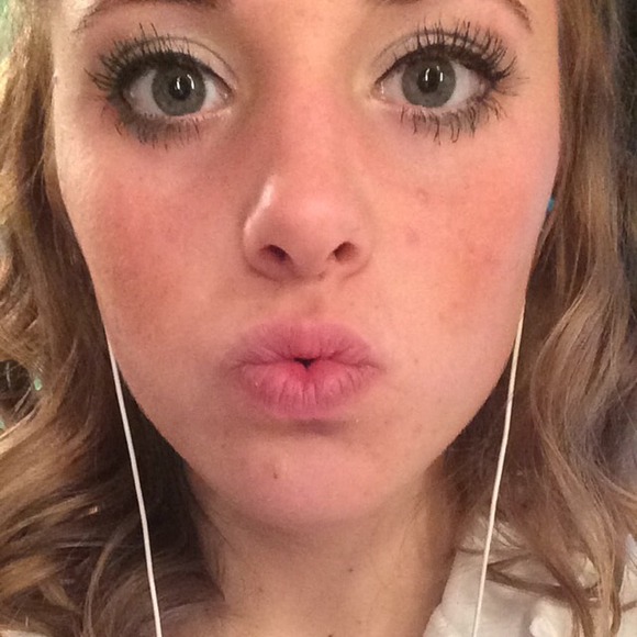 Profile Picture of Kalli Delorme (@kaldelo) on Poshmark