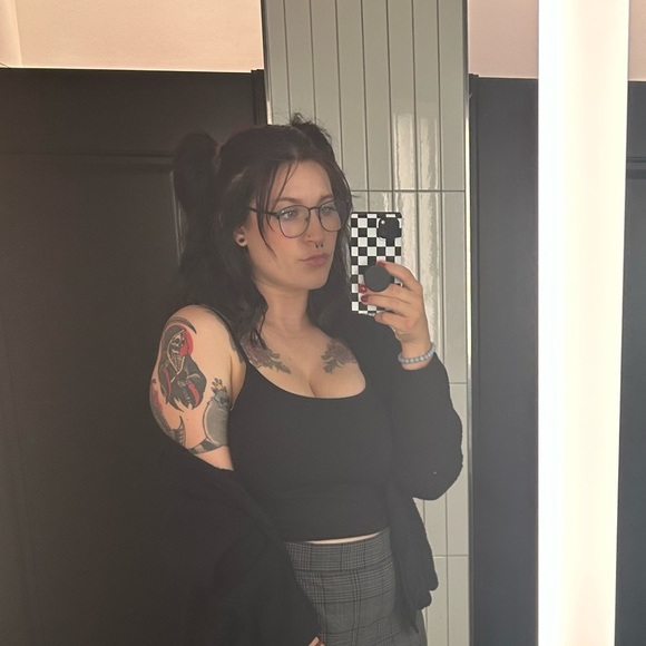 Profile Picture of Alyssa Timby (@atimbo) on Poshmark