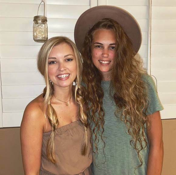 Profile Picture of Emily Olier (@emilyavery_16) on Poshmark