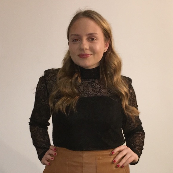 Profile Picture of Victoria Mironova (@vicamironova) on Poshmark