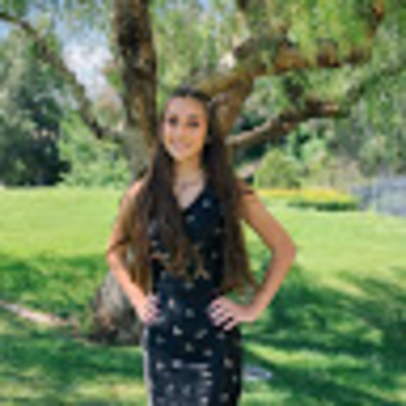 Profile Picture of Alexa Fields (@alexaafields) on Poshmark