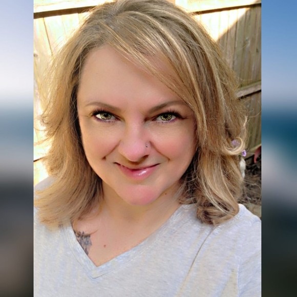 Profile Picture of Holly Cerutti (@hcerutti1272) on Poshmark