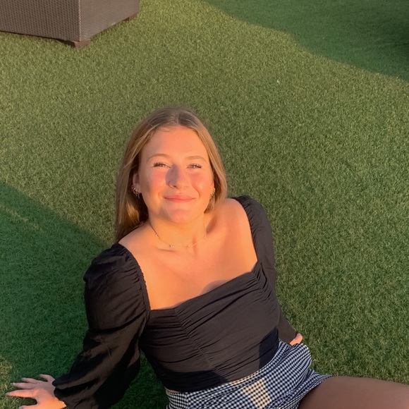 Profile Picture of Alexandra Weiler (@alexpw109) on Poshmark