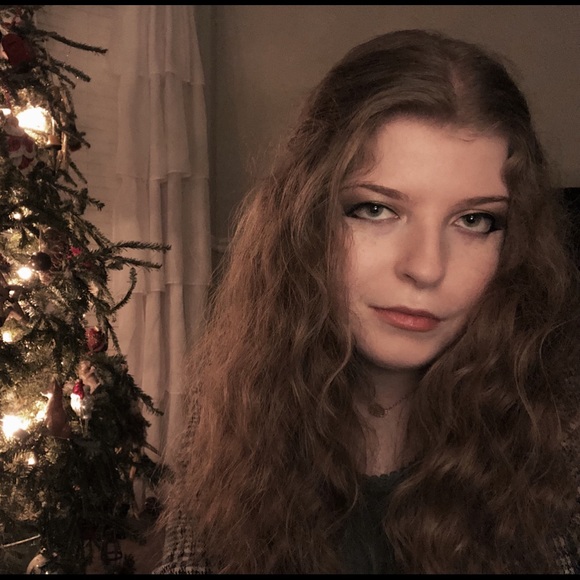 Profile Picture of Alyssa Shattles (@alyssashattles) on Poshmark