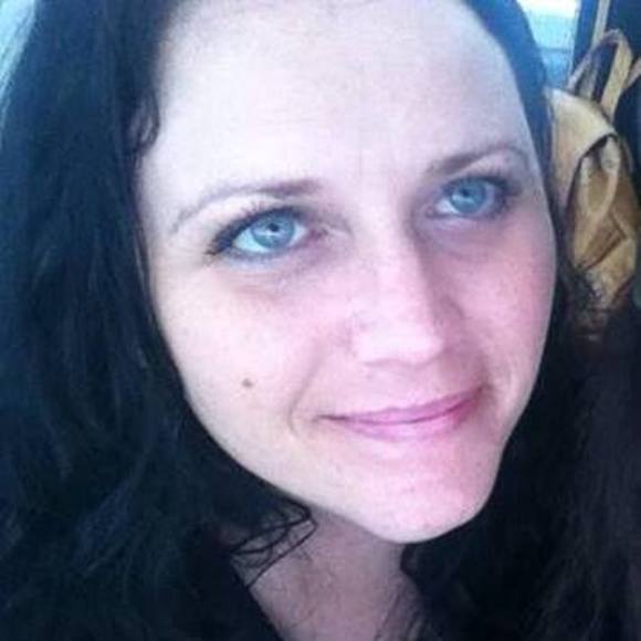 Profile Picture of Shelly Souza (@shelly93000) on Poshmark