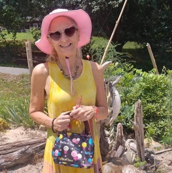 Profile Picture of Laura davies Kempka (@kempkalm) on Poshmark