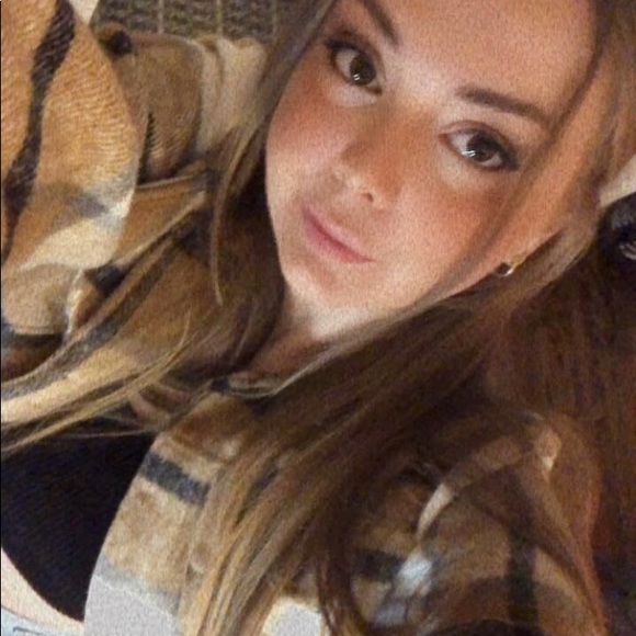 Profile Picture of Laura Bellantone (@laurabellantone) on Poshmark