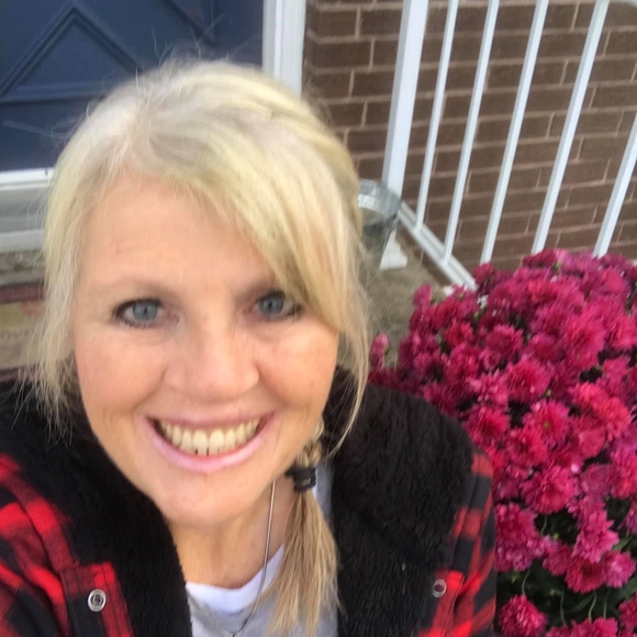 Profile Picture of Tracy Springer (@tspringer1963) on Poshmark