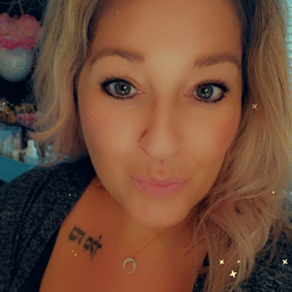 Profile Picture of Jade Adams (@mizjadeadams) on Poshmark