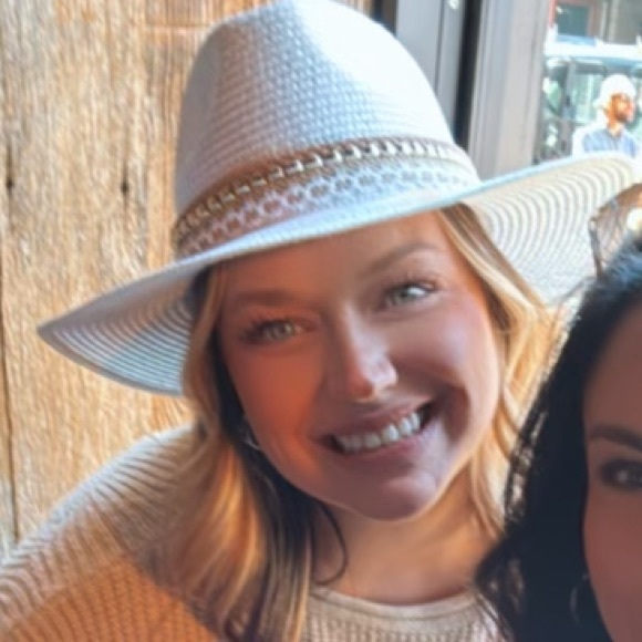 Profile Picture of Hallie Flecker (@lilfleck13) on Poshmark