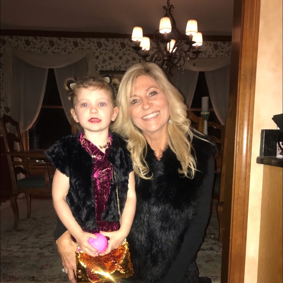Profile Picture of Joanne Barrett (@joanne_barrett) on Poshmark