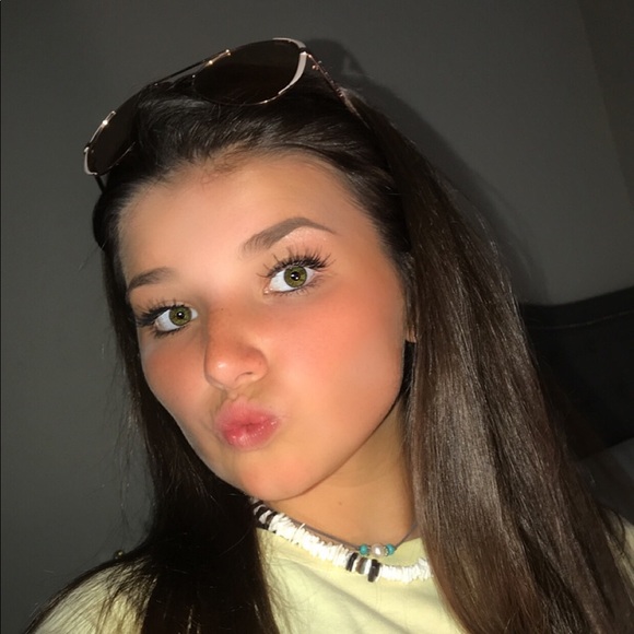 Profile Picture of Carlie Thaxton (@carlie_thaxton) on Poshmark