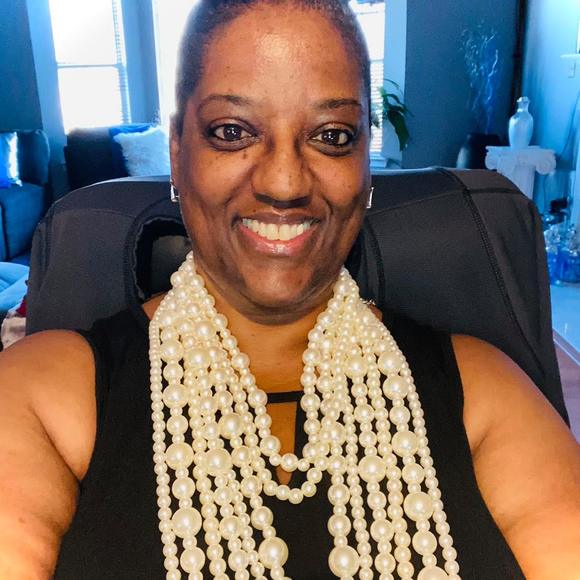 Profile Picture of Arnjah Puryear (@huetmgmt) on Poshmark