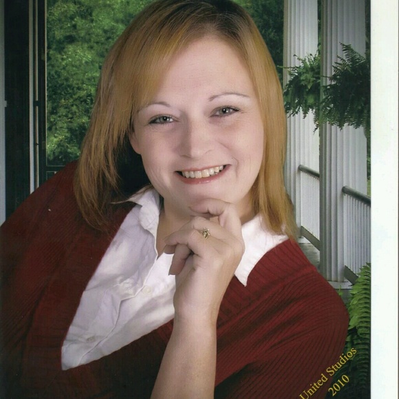 Profile Picture of Melanie Timbs (@melaniestimbs) on Poshmark