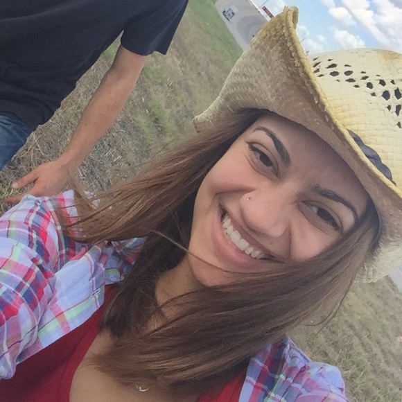 Profile Picture of Hunnie Cristina (@hunniecristina) on Poshmark