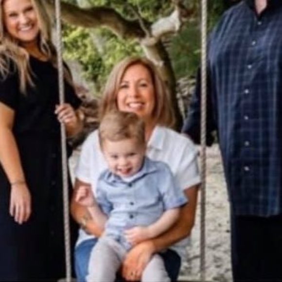 Profile Picture of Robin Shineflew (@robinfred) on Poshmark