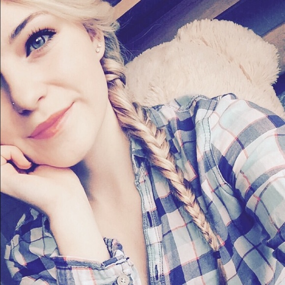 Profile Picture of Kiahna Rutz (@kiahnarutz) on Poshmark