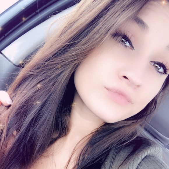 Profile Picture of Mariah Flook (@mflook) on Poshmark