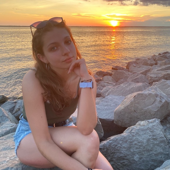 Profile Picture of Maya Karmilowicz (@mkarmilowicz) on Poshmark