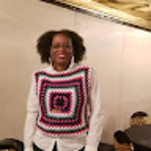 Profile Picture of Roxanne Wallace (@wroxanw) on Poshmark