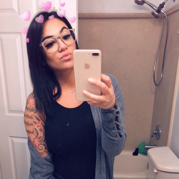 Noelani Laumer - Poshmark Profile Picture of Noelani Laumer (@noelanilau) on Poshmark