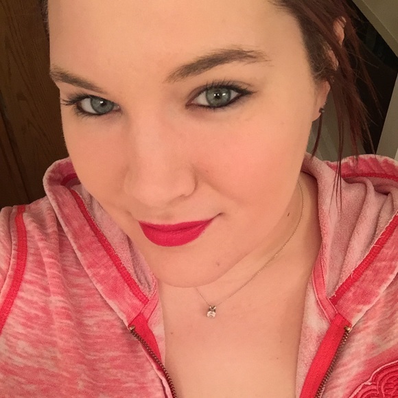 Profile Picture of Emily Simmons (@emilymarie1888) on Poshmark