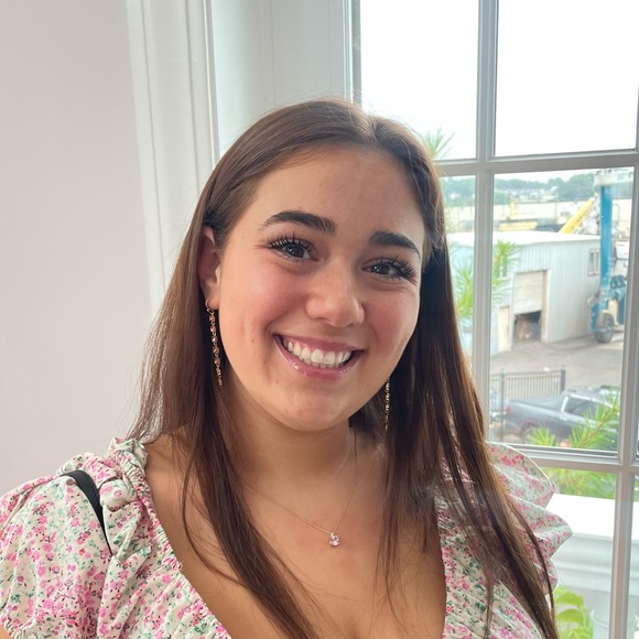 Profile Picture of Gina Destito (@ginadestito) on Poshmark