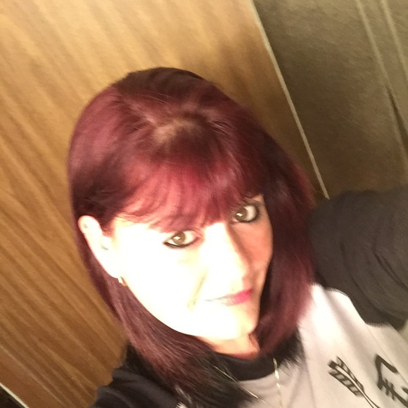 Profile Picture of Cathy Hurney (@hurney1827) on Poshmark