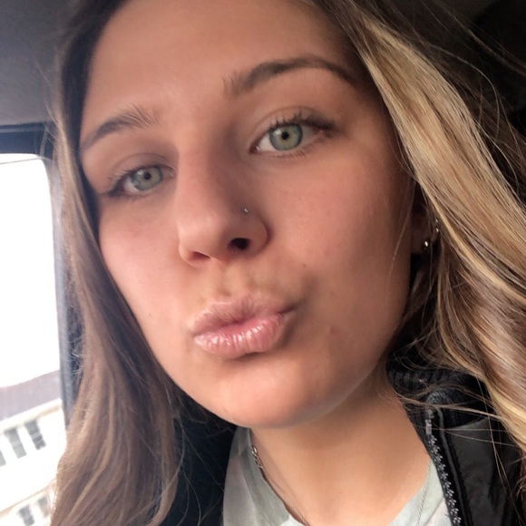 Julia Dimattia - Poshmark Profile Picture of Julia Dimattia (@juliadimmmm198) on Poshmark