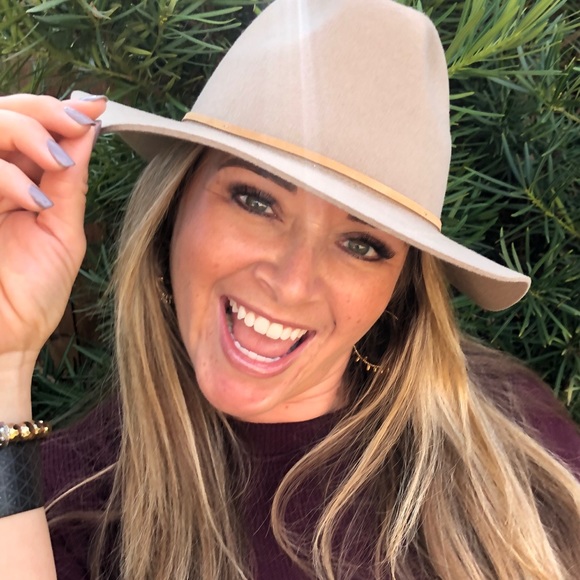 Profile Picture of Rebeca Vera (@rebeca_vera) on Poshmark