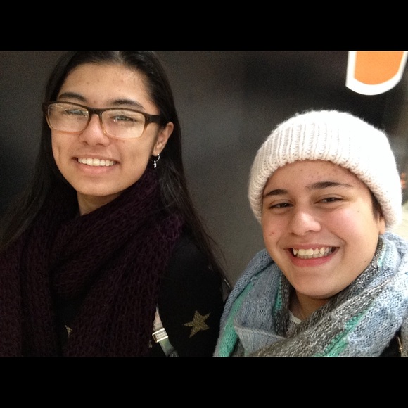 Profile Picture of Mia Perris (@pineapplemia) on Poshmark