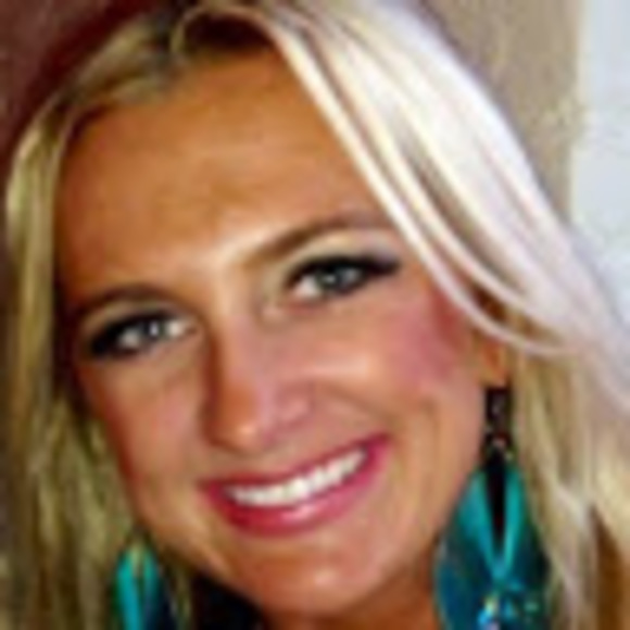 Profile Picture of Ashley Meese (@ashmeese) on Poshmark