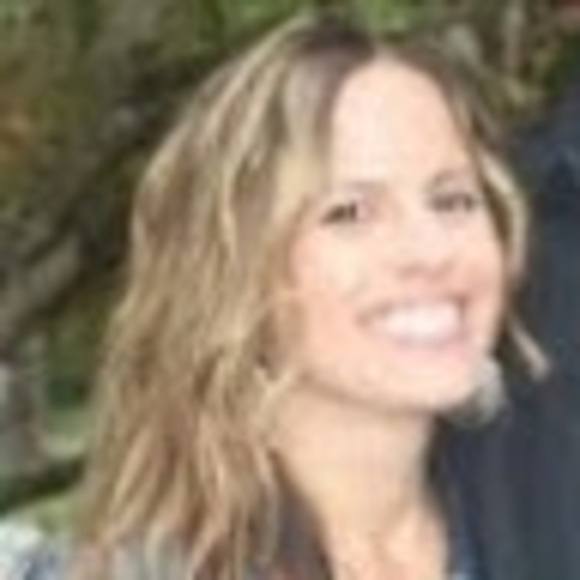 Profile Picture of Lea Horton (@lhorton2023) on Poshmark