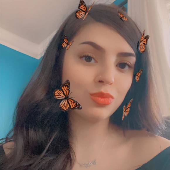 Profile Picture of Daniela Nava (@navadaniela90) on Poshmark