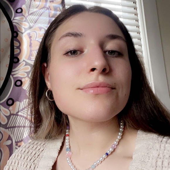 Profile Picture of Nikki Topping (@nikkiandcoshop) on Poshmark