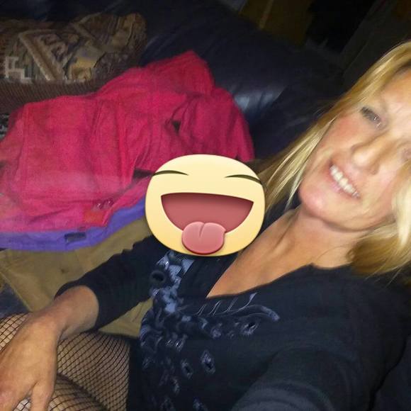 Profile Picture of Julie Tangway (@julietangway) on Poshmark