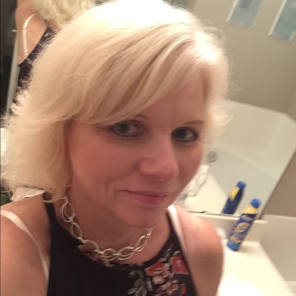 Profile Picture of Joyce Loukinas (@jaloukinas) on Poshmark