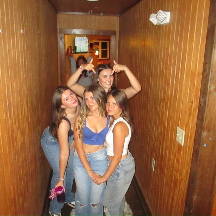 Julia - Tiktok Profile Picture of Julia (@jjuliaweissman) on Tiktok