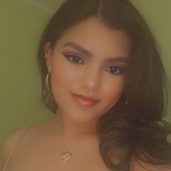 Profile Picture of Marcela Henriquez (@marcelag___) on Poshmark