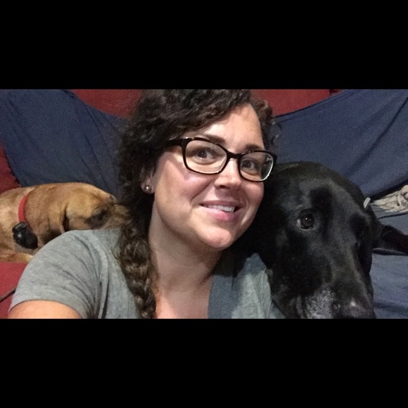 Profile Picture of Ellyn Niesen (@ellynbelle) on Poshmark