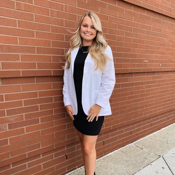 Profile Picture of Halle Roesser (@hroesser) on Poshmark