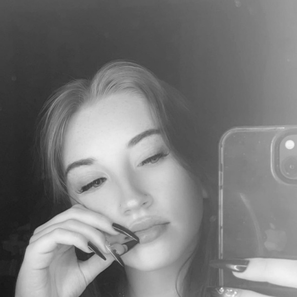 Profile Picture of Madison Helmer (@madisonhelmer) on Poshmark