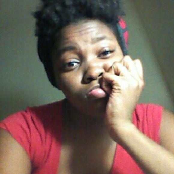 Profile Picture of Nechole James (@_qveen) on Poshmark