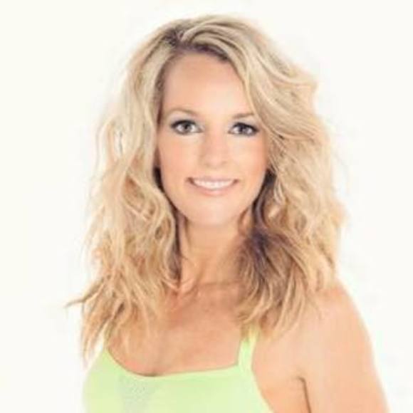 Profile Picture of Sandra Hollinhead (@hollinhead) on Poshmark