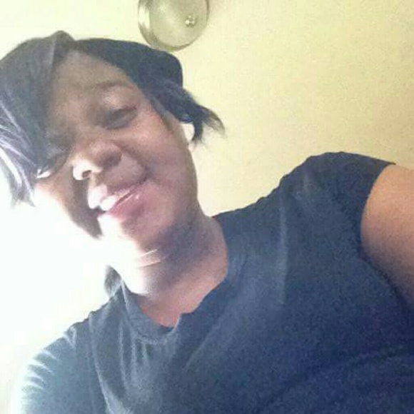 Profile Picture of Lazarria Emery (@lazarriaqueen) on Poshmark