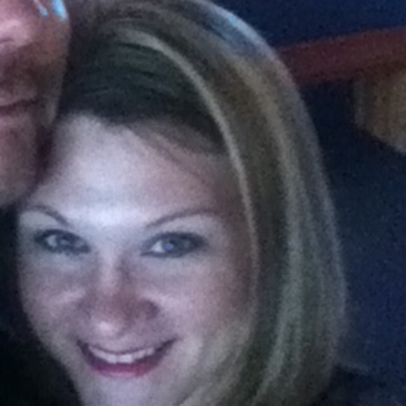 Profile Picture of Traci Hallberg (@tracihash77) on Poshmark