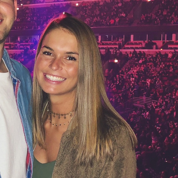 Profile Picture of Alex Clay (@alexandraeclay) on Poshmark