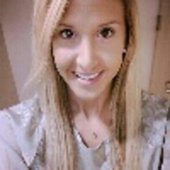 Profile Picture of Samantha Feyen (@sfeyen) on Poshmark