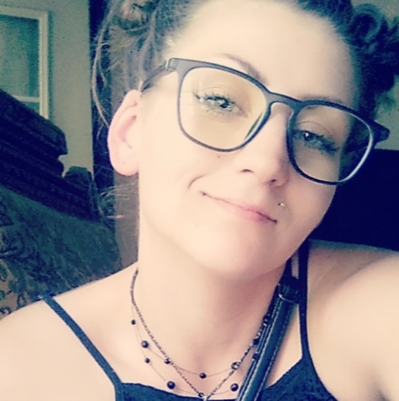 Kirsten Pfannenstein - Poshmark Profile Picture of Kirsten Pfannenstein (@kpfannenstein) on Poshmark